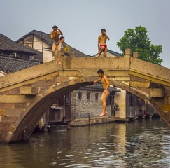 古桥戏水