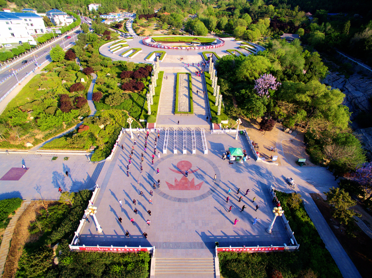 清晨泰山广场上晨练的人们已经开始了一天的生活.