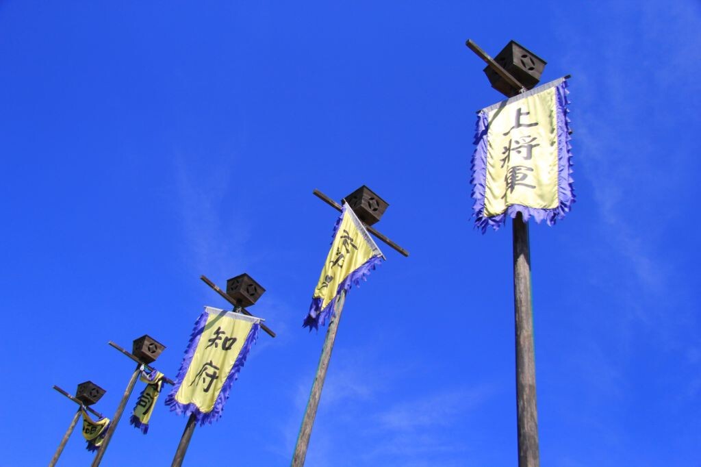 天很蓝，旗在飘。