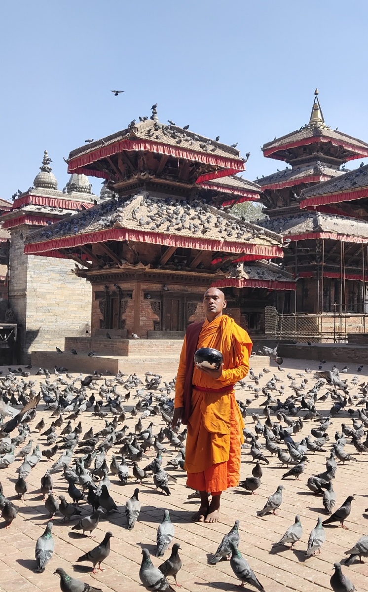 2019年3月6日尼泊尔加德满都摄化缘的僧人雕塑般伫立