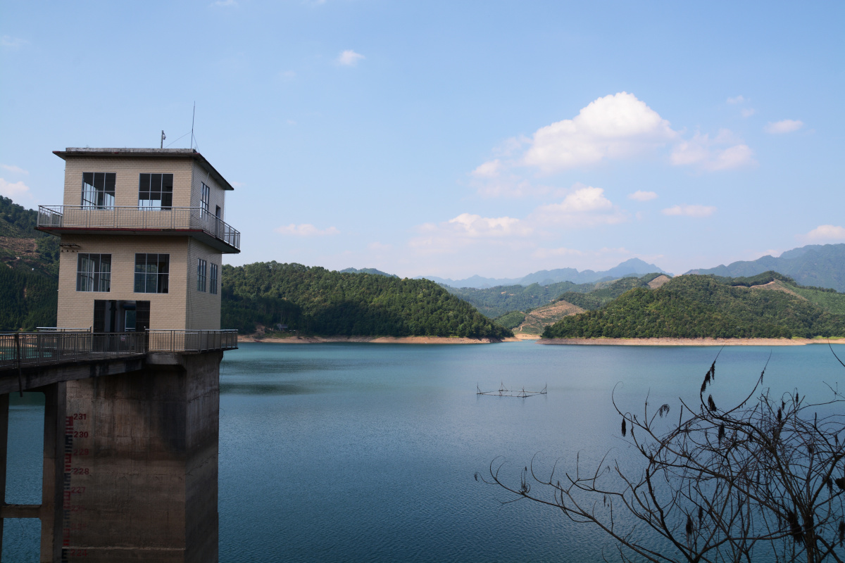永福板峡湖景区,青山绿水,空气清新,宽阔曲幽的湖面,一天