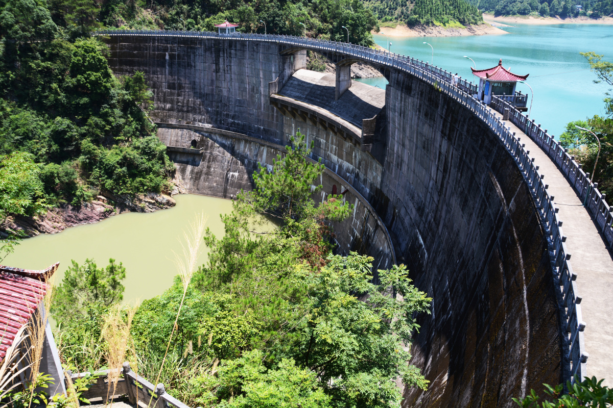 永福板峡湖景区,青山绿水,空气清新,宽阔曲幽的湖面,一天