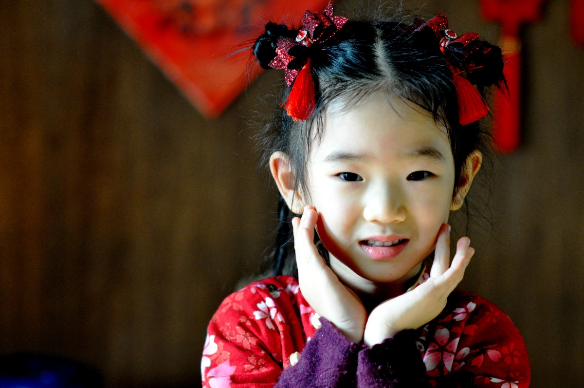 《可爱小孩 喜迎新春》人像镜头85mm;参数 f/2.