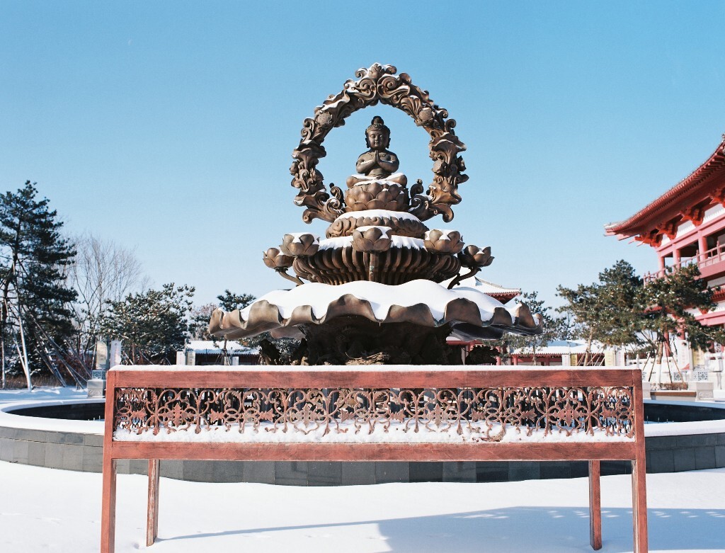 到没有人的寺中。