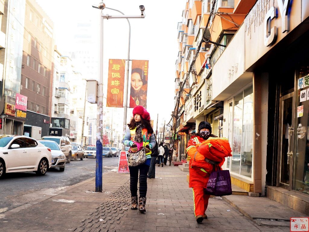 一位生活富足的妙龄少女与一位在温饱边缘的环卫工人并行。