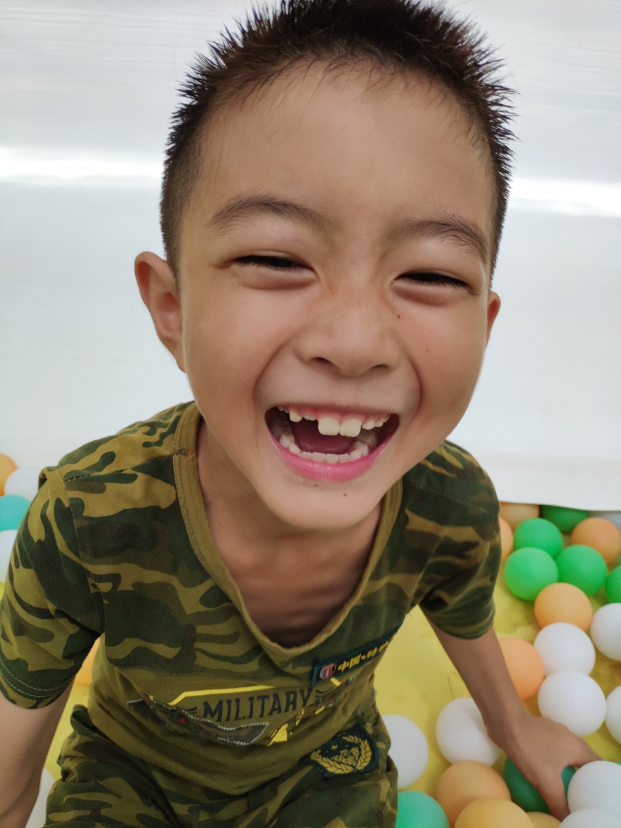 像个孩子一样开心