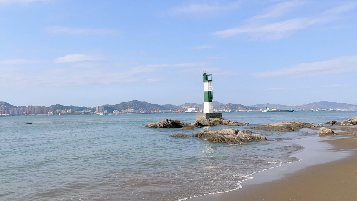 厦门鼓浪屿海边拾贝看日出吹海风