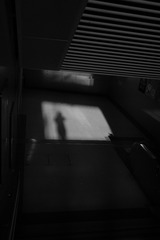 907742