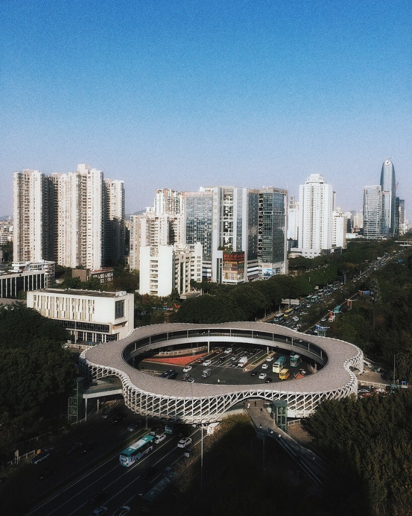 冬末春初，难得的好天气下的深圳春花天桥。