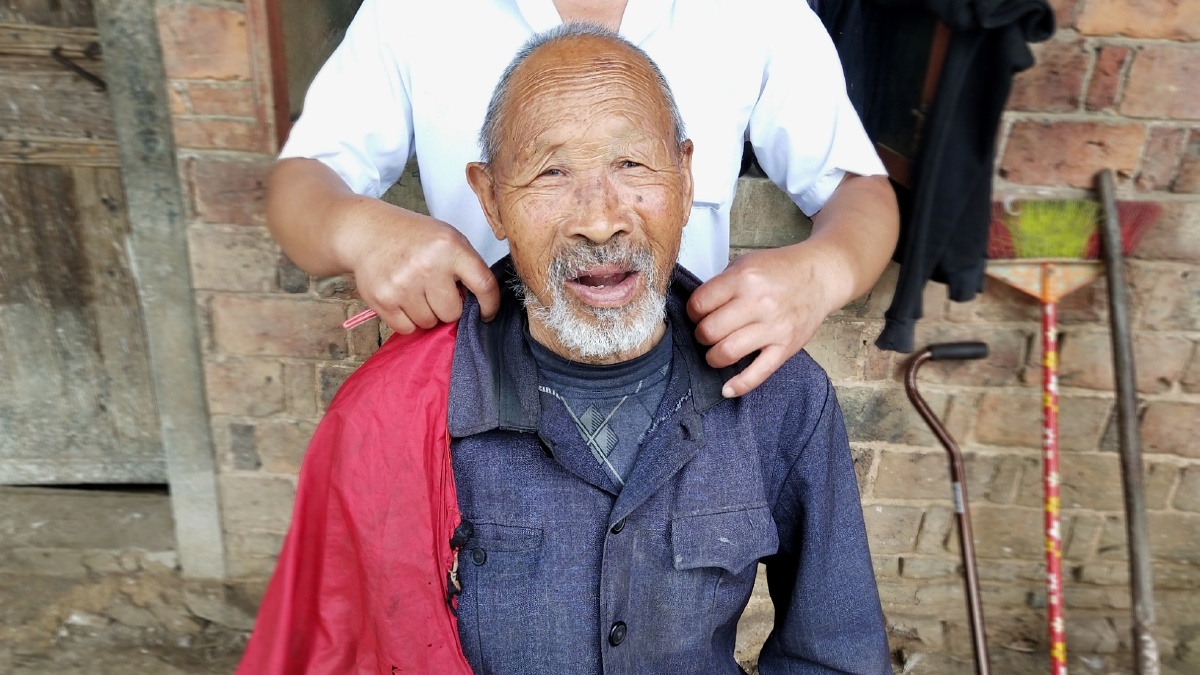 爷爷年纪大了,88岁 ,不愿意到城市生活,爸爸去理发店借了