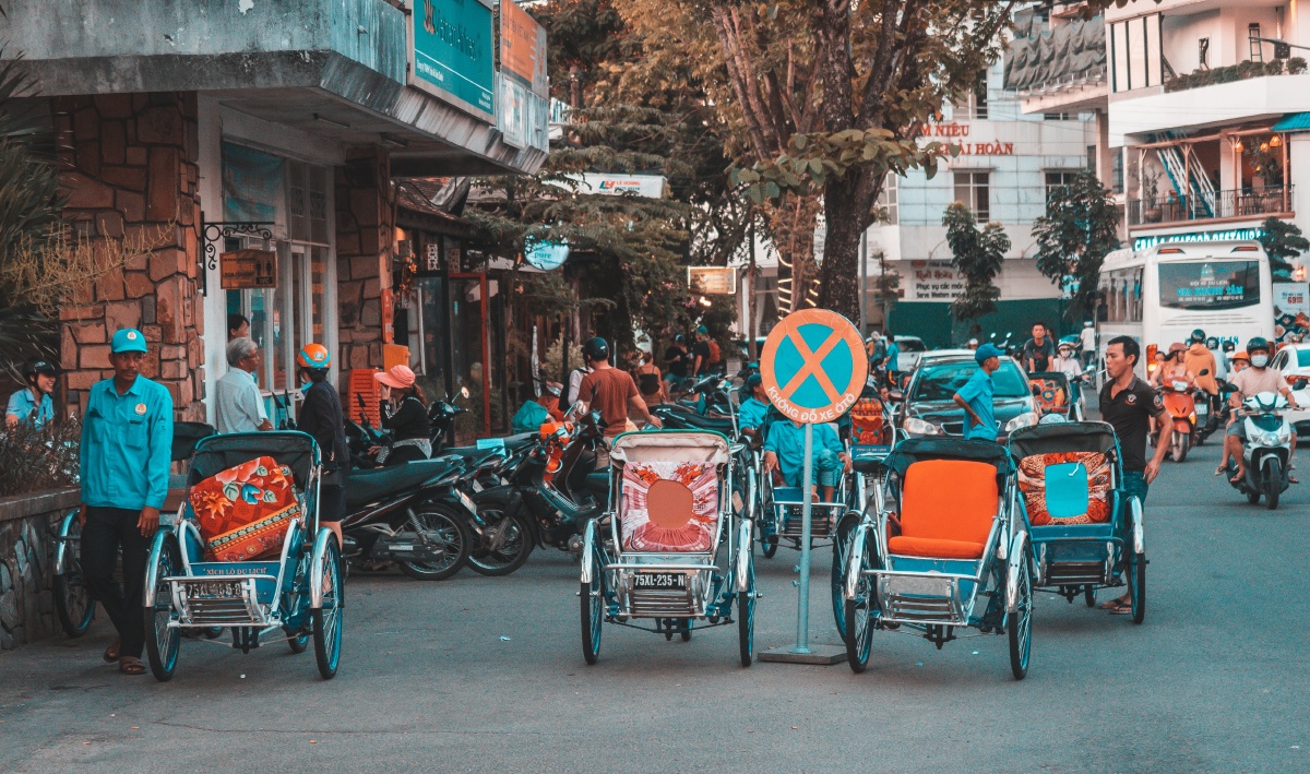 越南首都河内街头常见的人力三轮车