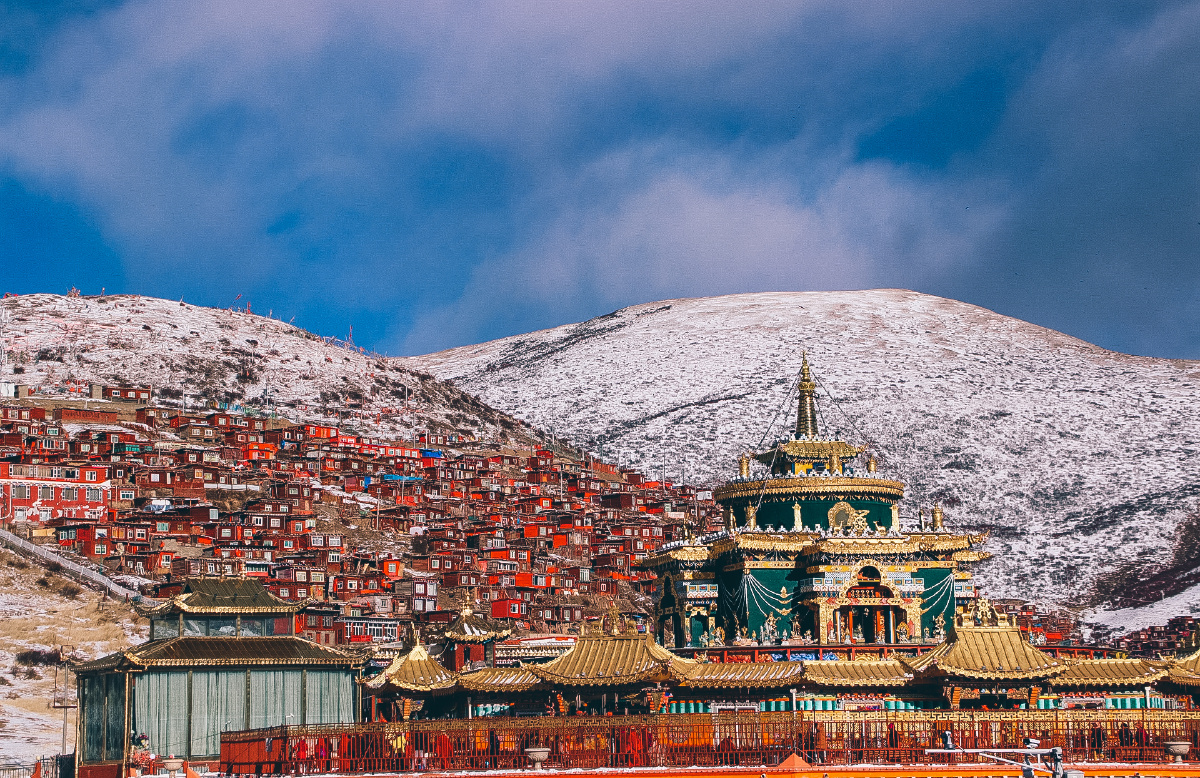 中国四川色达佛学院红房子从成都出发一路穿过汶川到达甘孜藏族自治州