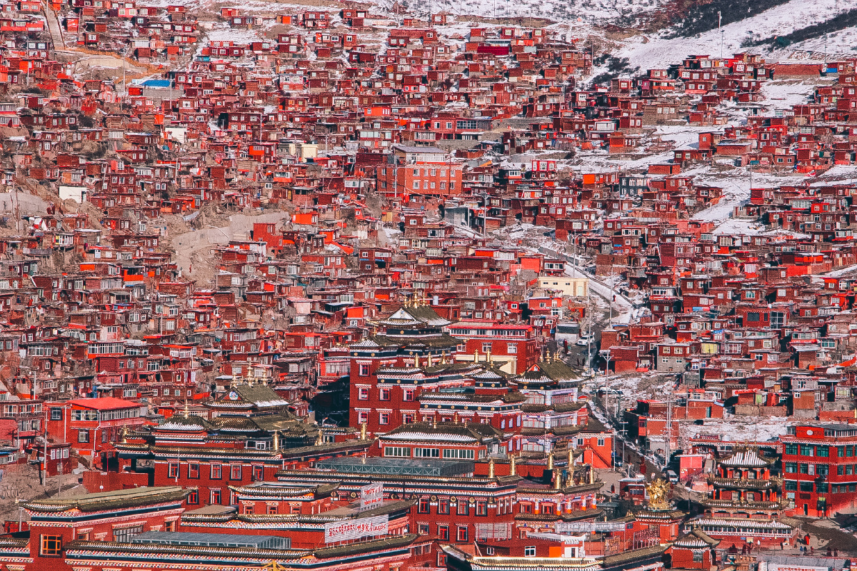 中国四川色达佛学院红房子从成都出发一路穿过汶川到达甘孜藏族自治州