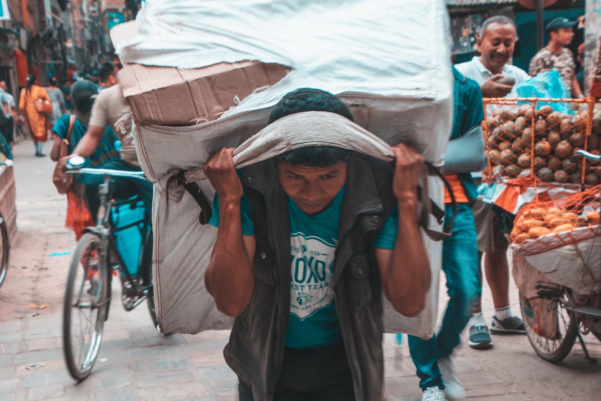 尼泊尔人拉货喜欢用头顶下