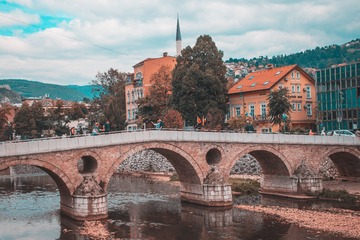 912330