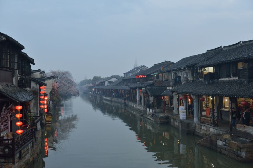 春雨过后，清新的古镇老街，清澈的河水