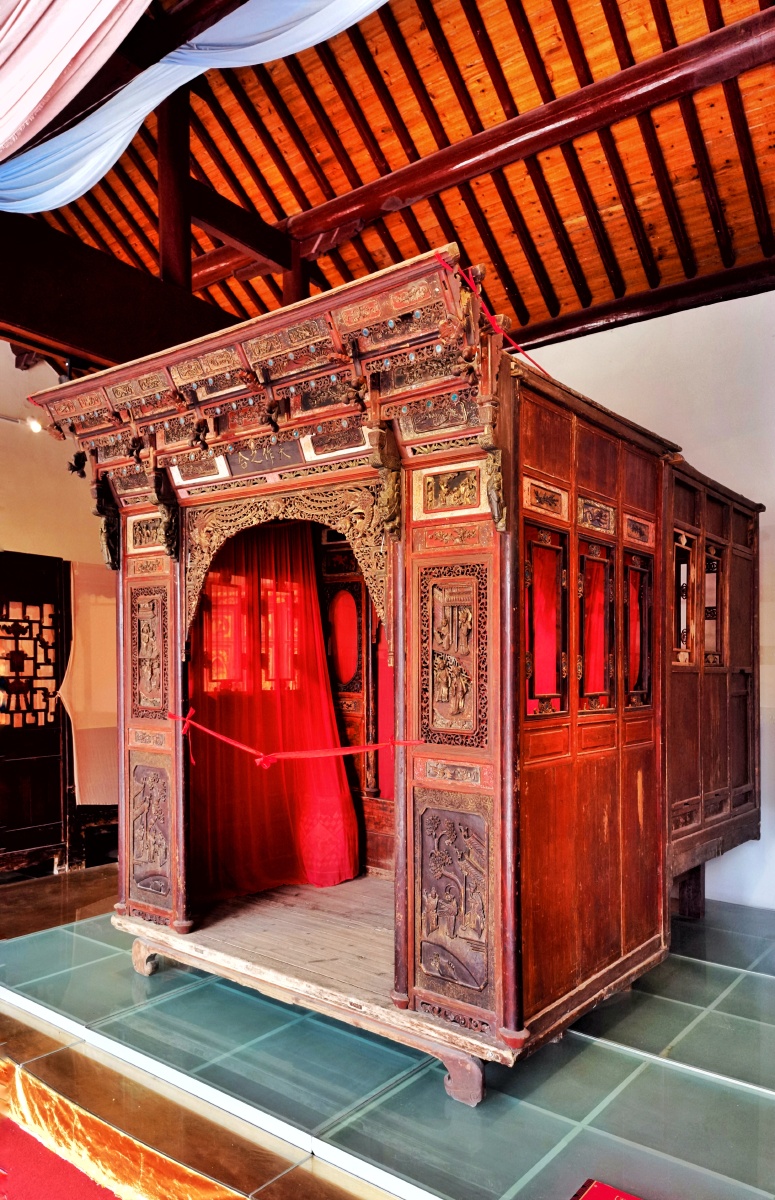 上海崇明岛喜园镂空雕千工床展示