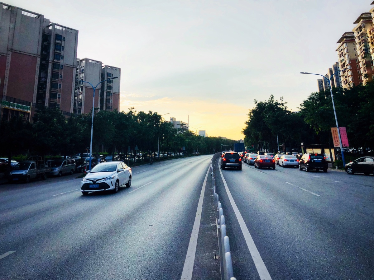 抓拍一张马路的一边堵塞,一边畅通无阻的照片,有些对比意味.