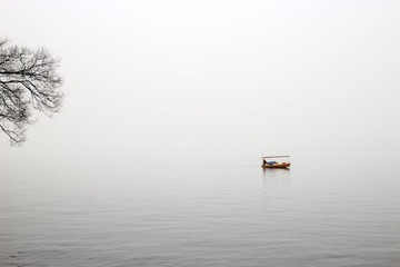 雾锁西湖