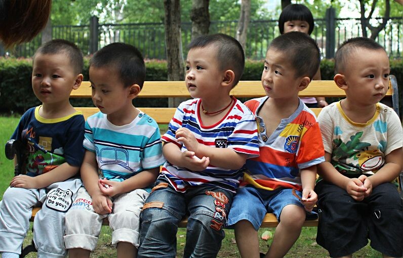 排排坐<br />
在老师带领下在公园游玩的幼儿园小朋友