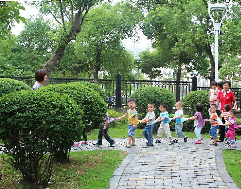 快乐的童年<br />
在老师带领下在公园游玩的幼儿园小朋友