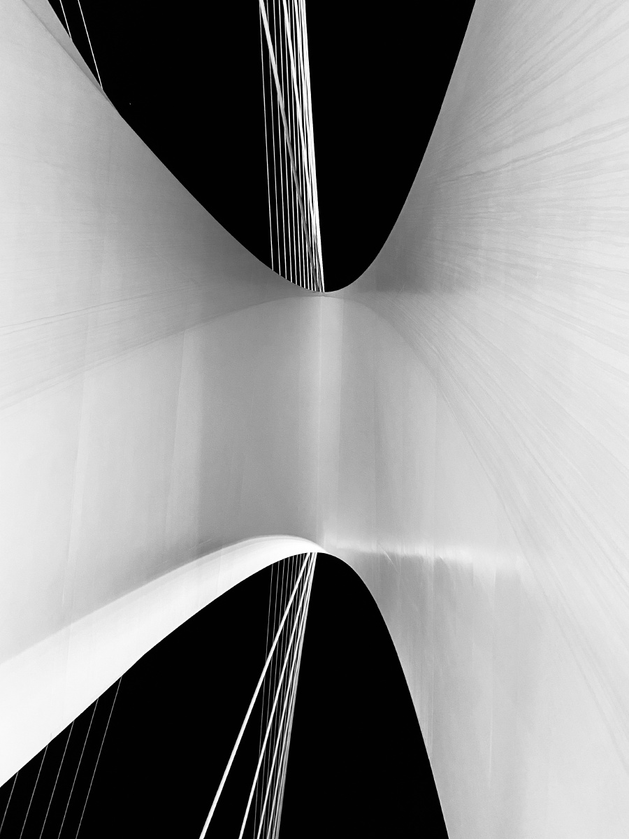 昨日首钢园大桥拍摄的照片调到黑白曝光拉低突出细节黑白照片总会让人