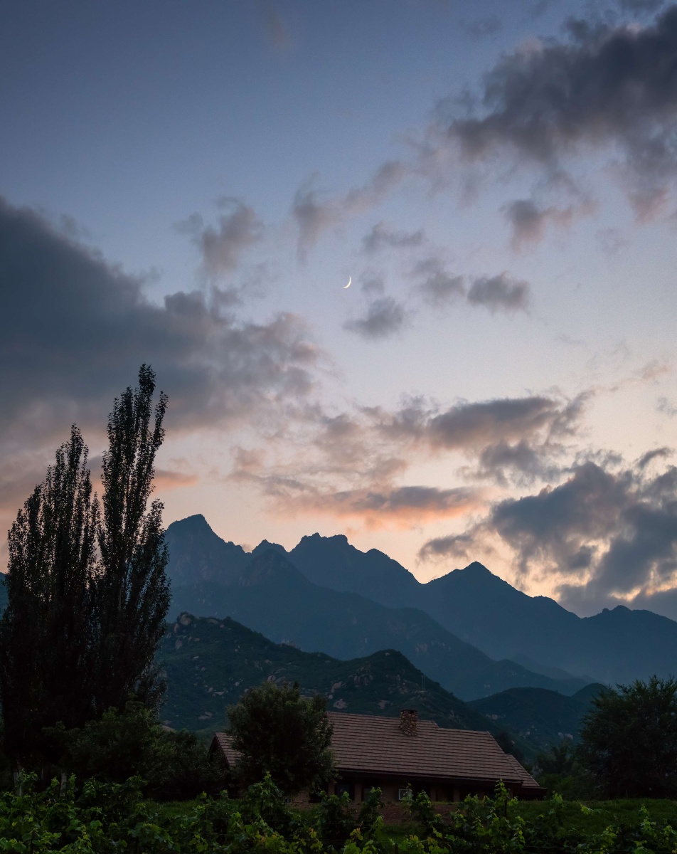 山乡新月摄于京冀交界处之某山乡