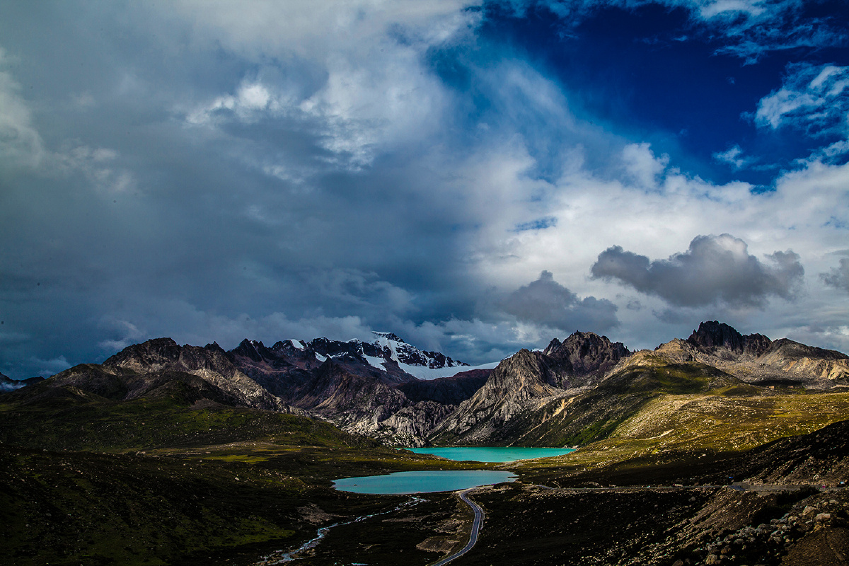 姊妹湖,也有说是爱情海,这是318国道边的一处风景.
