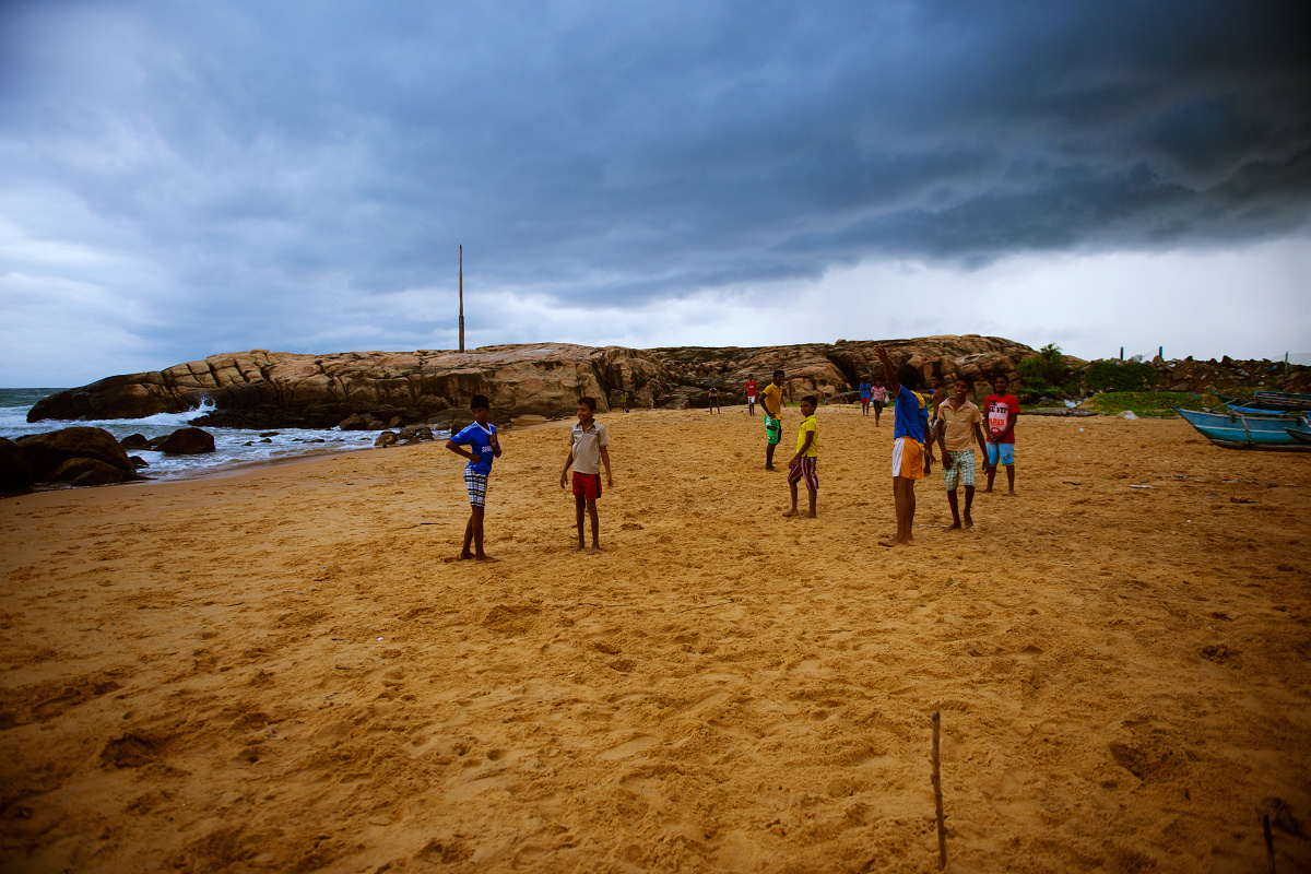 沙滩足球 br /> 几个孩子在海边踢足球