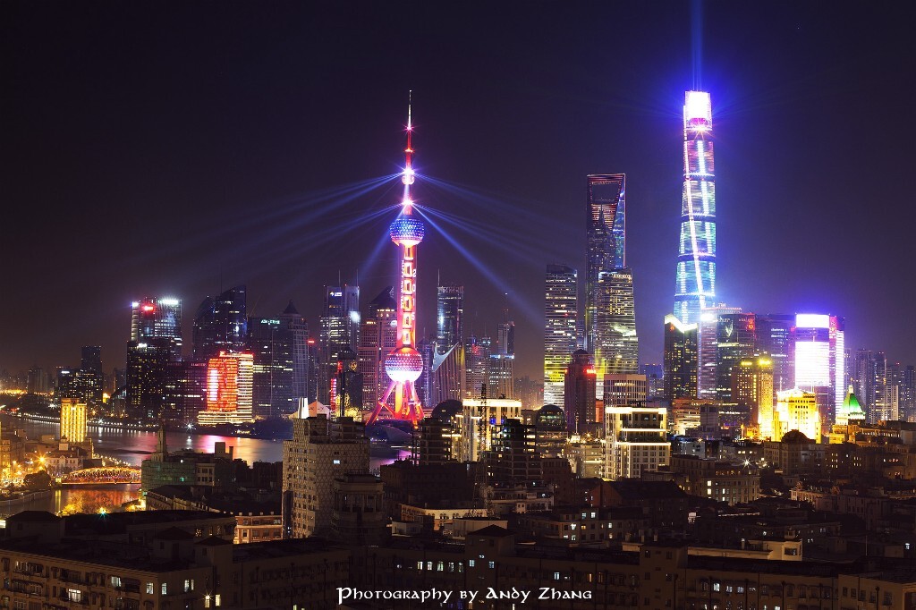 新年第一天的跨年迎新,上海中心的璀璨绽放。<br />
Shanghai, China