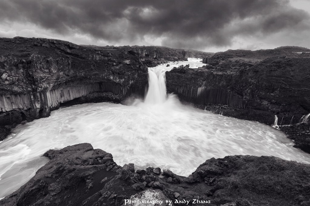 8月,暴雨,一个人矗立在悬崖边,撑着伞拍下无人的瀑布美景<br />
Alderjafoss,Iceland