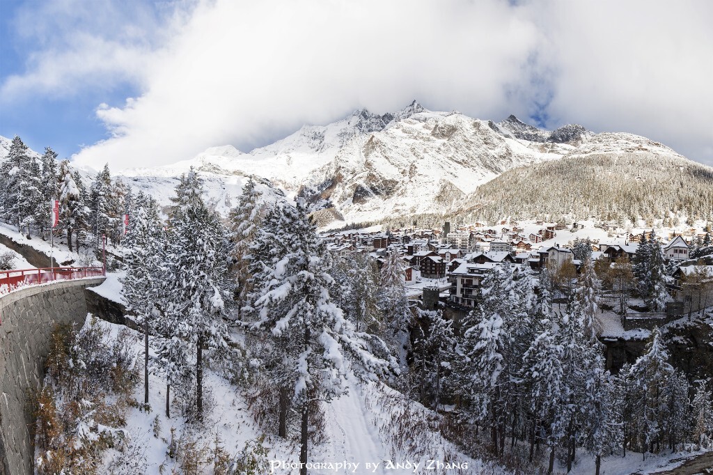 10月,不用上雪山,在小镇就迎来今年的第一场雪,如童话般美丽。<br />
Saas fee,Switzerland