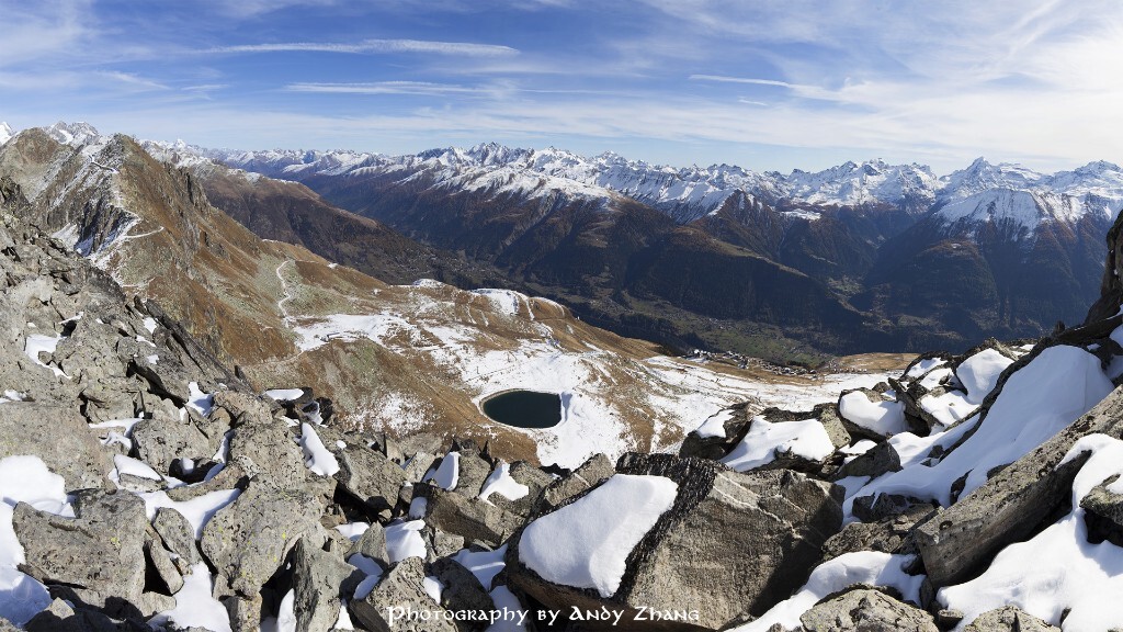 10月,最难忘的一次登山经历。在海拔3000米翻过了5个山峰,行走于山脊之间,面对360度雪山美景,语言都是苍白的。<br />
Eggishorn,Switzerland