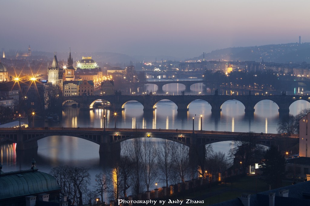 12月,一座座桥构成了布拉格美丽的弧线。<br />
Prague,Czech