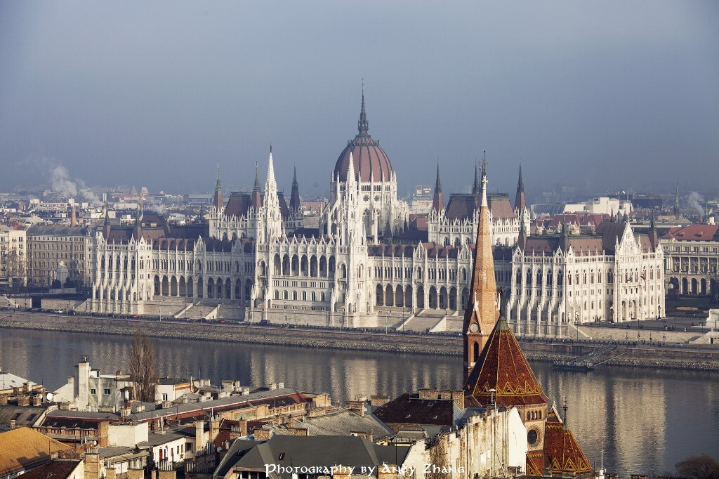 12月,冬日浓雾难得消散,布达佩斯皇宫雄伟气派<br />
Budapest,Hungary