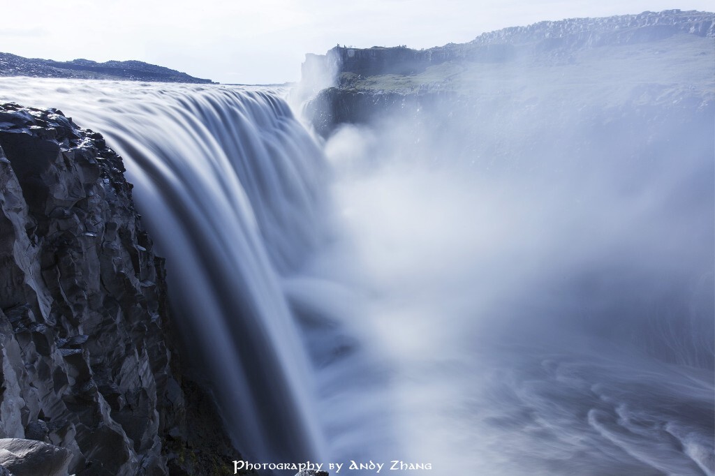 8月,震耳欲聋的瀑布前,人类是多么渺小<br />
Dettifoss,Iceland