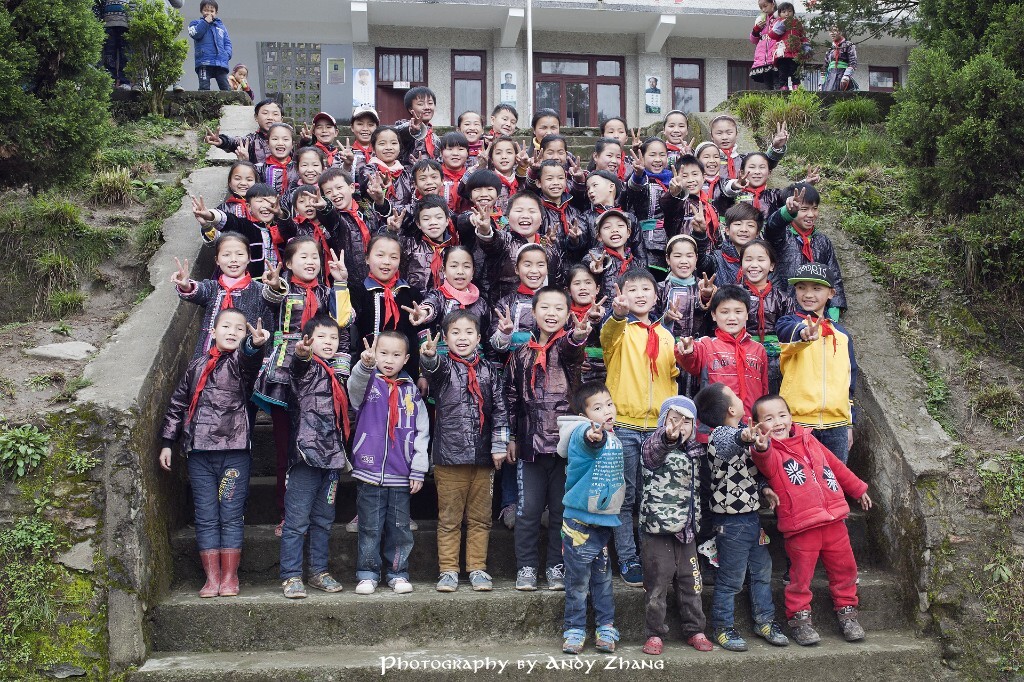 3月,贵州黔东南的某村小学,为同学们拍下毕业照。<br />
Guizhou,China