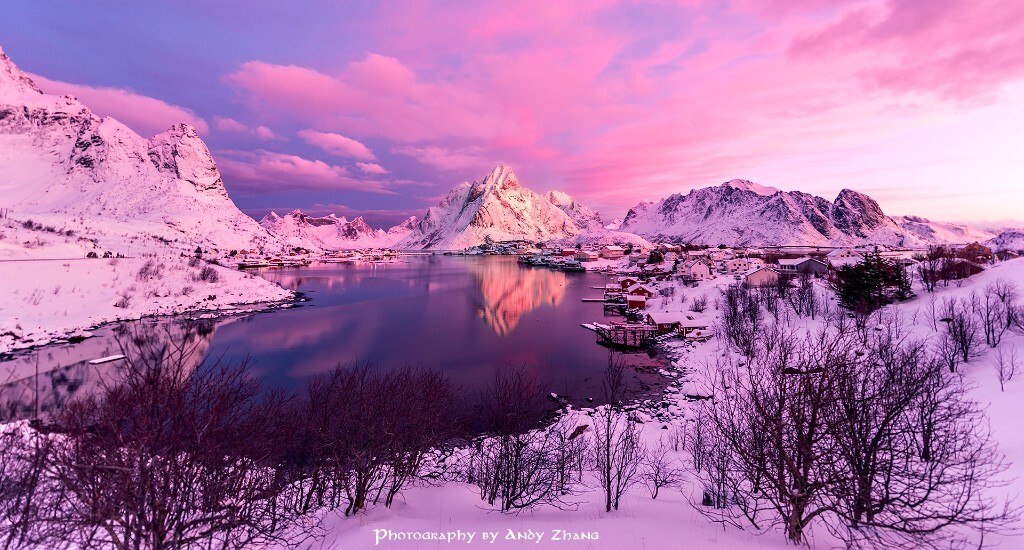 《Dreamland》<br />
拍摄地点是挪威Lofoten群岛的Reine小镇。今年见过的最最最壮观的一次日出。整个日出像慢动作，不同层次的粉色，持续了10多分钟。色彩比之前在少女峰见到的粉色日落更绚烂，在场的摄影师们都疯狂了。<br />
