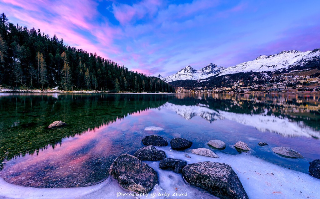 《冰湖日出》<br />
拍摄地点是瑞士的圣莫里兹湖。又到了冬天，圣莫里兹湖开始慢慢结冰。头一晚看地图，开车加实地踩点，最终确定了这个机位。第二天清晨零下7度，赶到湖边等待。日出前的云彩，又是淡淡的粉色，算是跟年初那张的首尾呼应吧。<br />
