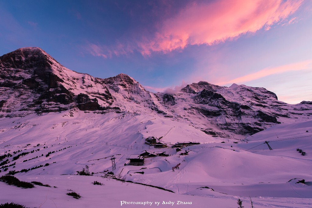 《冬日少女峰》<br />
拍摄地点是瑞士少女峰脚下的Kleine Scheidegg。那天主要是为了挪威之行的体能和御寒测试。踩着几十公分厚的积雪，在日落之前深一脚浅一脚地寻找最佳机位，但又不能离火车站太远，因为拍完还要去赶最后一趟下山火车，所以最终的机位不是特别高。当太阳西下，整个雪山变成了粉红色，从来没见过的日落色彩，一下子热血沸腾，完全没了寒意。