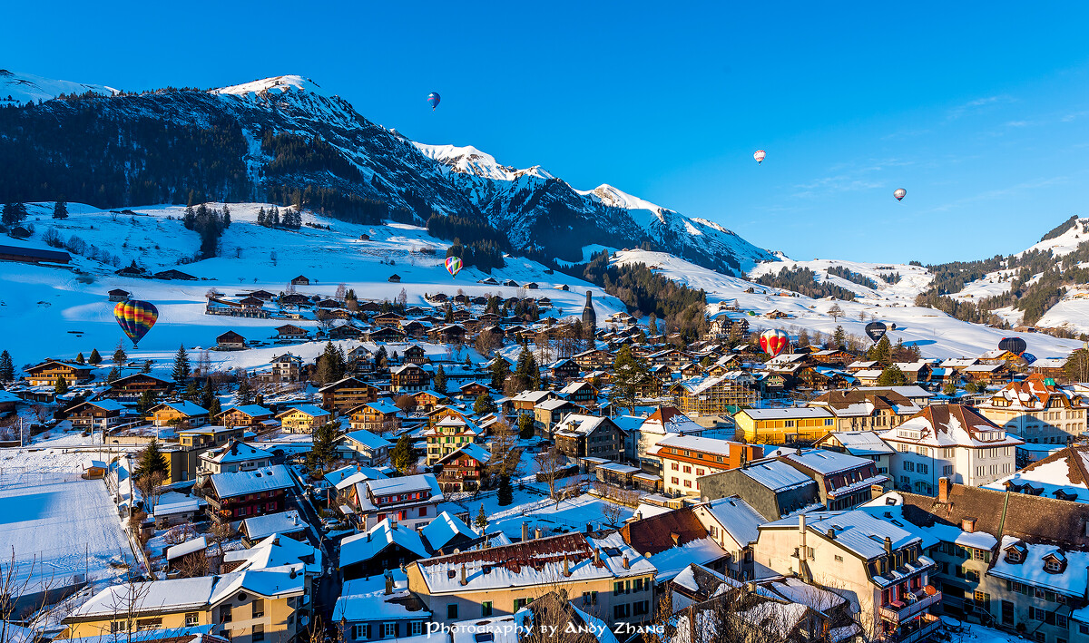 《冬日热气球节》<br />
1月底，在瑞士的Gstaad迎来了一年一度的热气球节。日落时分，热气球飞过白雪皑皑的小镇，别有一番味道。<br />
