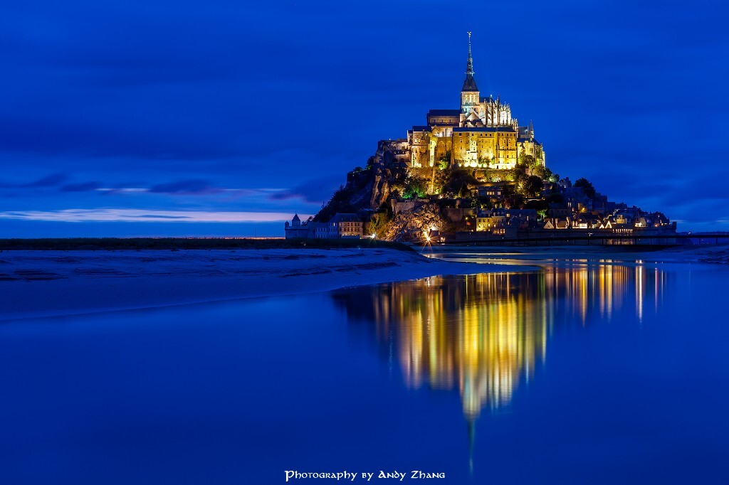 《St Michel夜色》<br />
法国的圣米歇尔山，夏天日落特别晚，等亮灯都快10点了。没有等来日落红霞，拍张标准照，有机会等潮汐日可以再去碰碰运气。