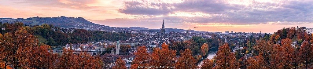《秋染Bern》<br />
拍摄地瑞士首都伯尔尼。去年秋天没去拍，今年一直在等，到秋色正浓的这天，专程去拍，用长焦包围曝光，18张接片出了这张。至今拍过的最大的片子。