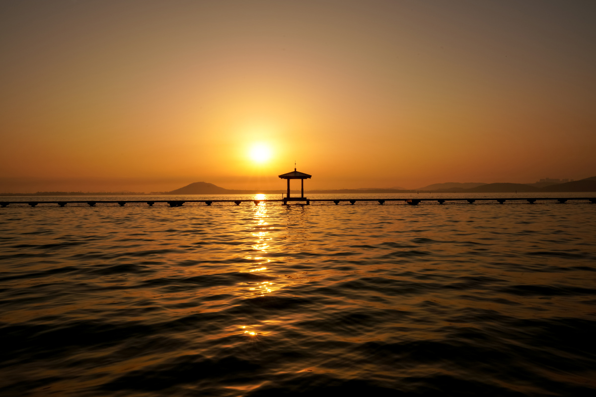 东湖日出