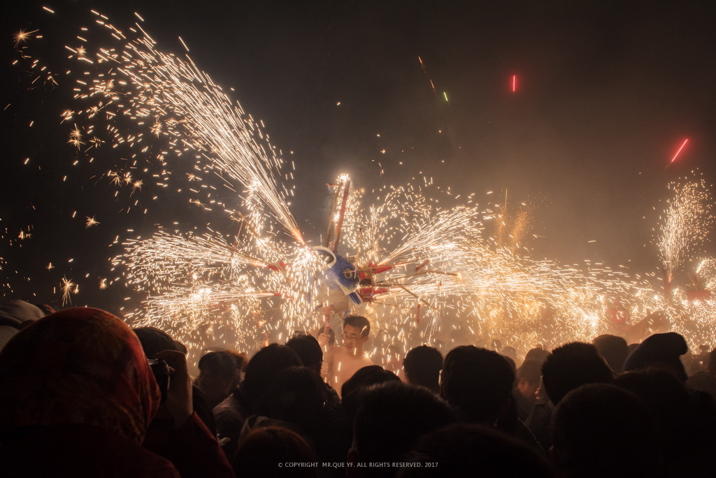 《炮竹声声迎新年,火舞龙腾闹元宵》