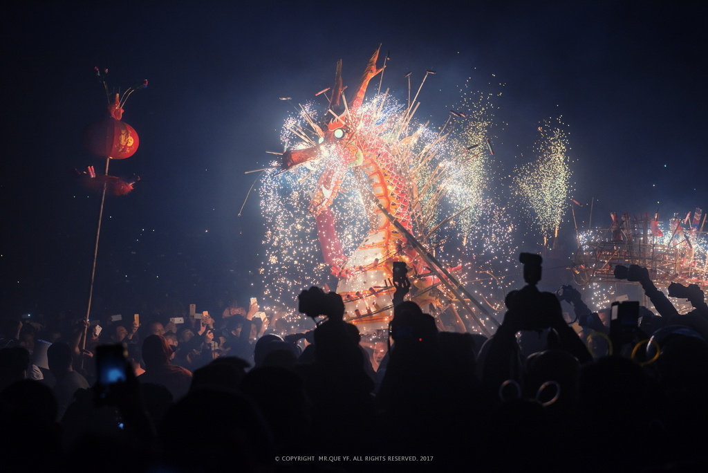 《炮竹声声迎新年,火舞龙腾闹元宵》