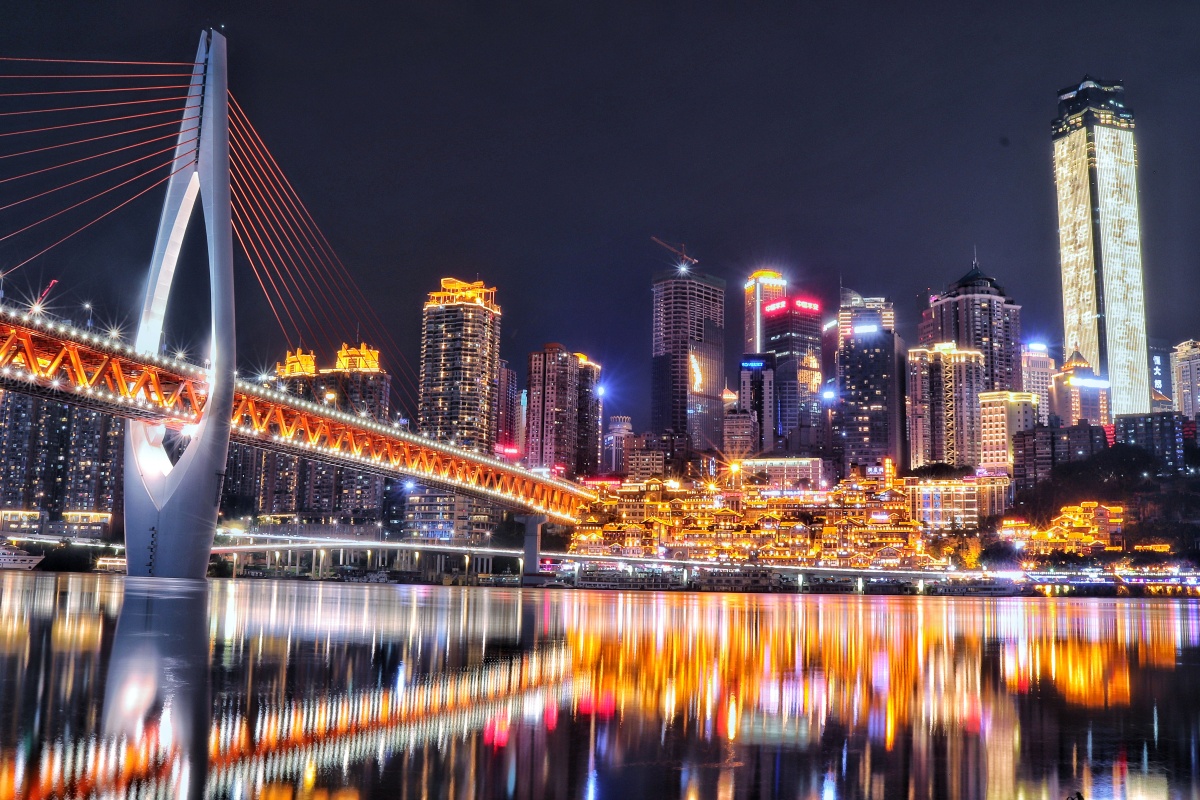 摄于重庆市江北区千厮门大桥下