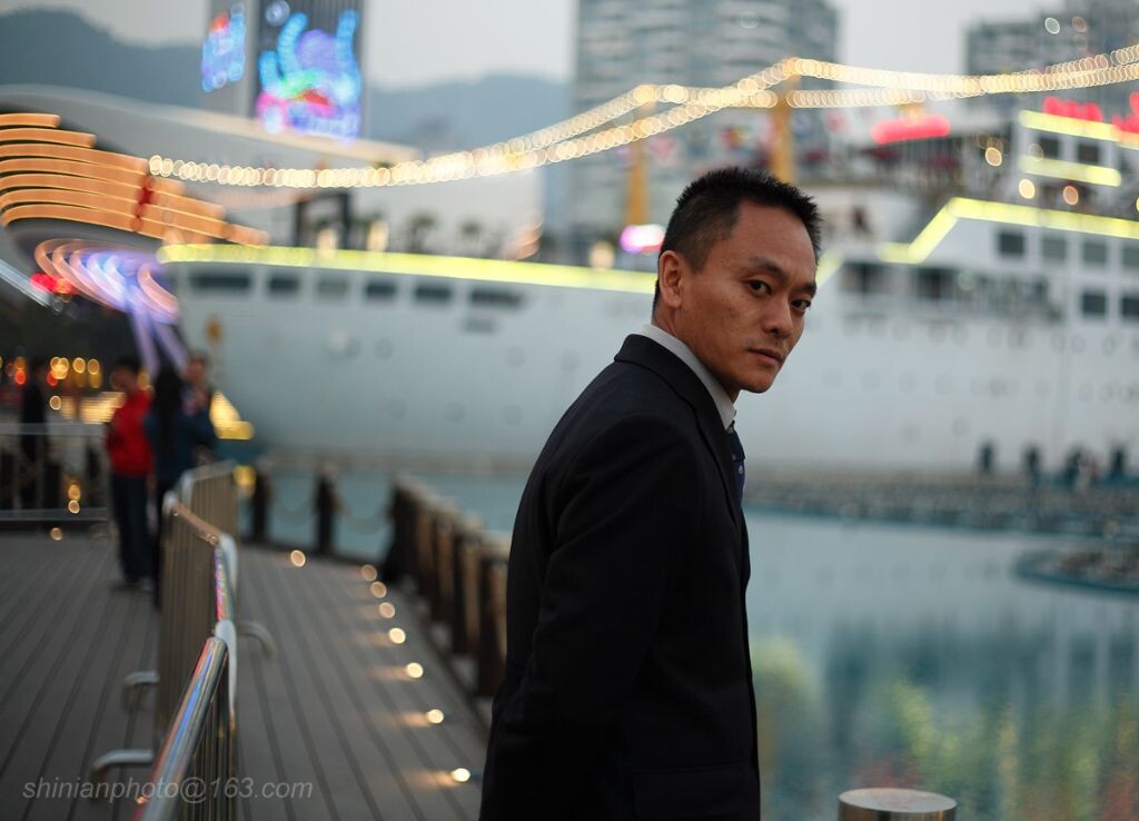深圳,蛇口海上世界.平安夜前夕,绷得比较紧的在岗安保人员,准备迎接晚上的人潮.