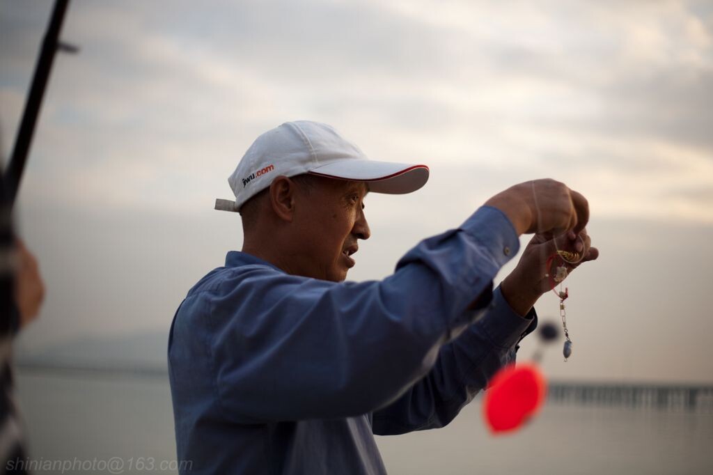 深圳,临海.旁人戏称为&quot;深圳第一渔民&quot;的钓鱼爱好者,眼花啦...上渔线老费劲