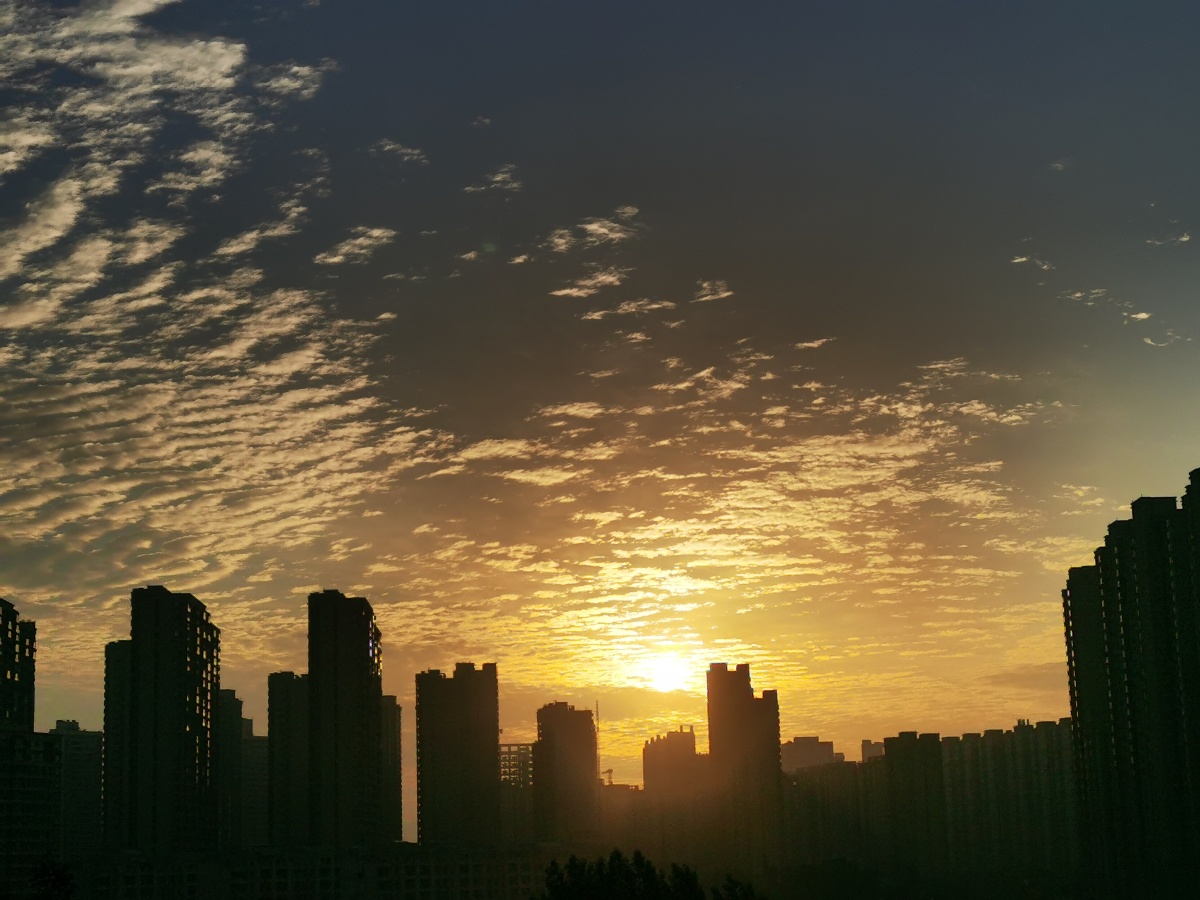 都市日出2021年5月22日清晨都市日出拍摄于陕西省西安市雁塔区